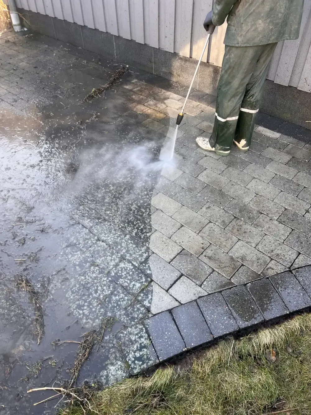 Rengjord marksten på uppfart